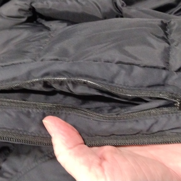 Columbia black zipper down vest with detachable hood. Women's Medium - Picture 5 of 12